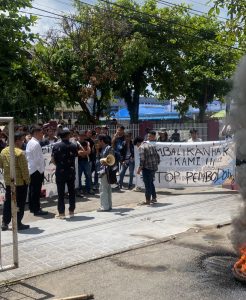 Mahasiswa UDA Demo Minta Hana Nelsri Kaban Kembalikan Uang Kuliah dan Buka Ruangan Kuliah