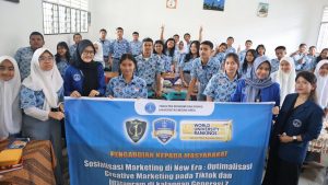 Tim PKM UMA Latih Siswa SMA Negeri 2 Kabanjahe Strategi ‘Creative Marketing’ Melalui Platform Media Sosial