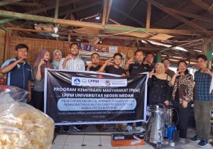 Dukung Program Kampus Berdampak, Dosen Unimed Latih UMKM dan Bantu Mesin Peniris Minyak untuk Tingkatkan Mutu Usaha Keripik